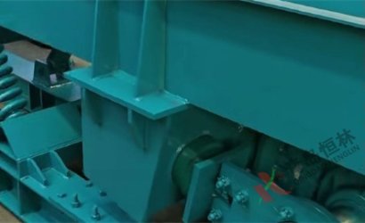 青岛恒林工业集团设计生产的铁模覆砂自动化造型线振动输送槽试车中